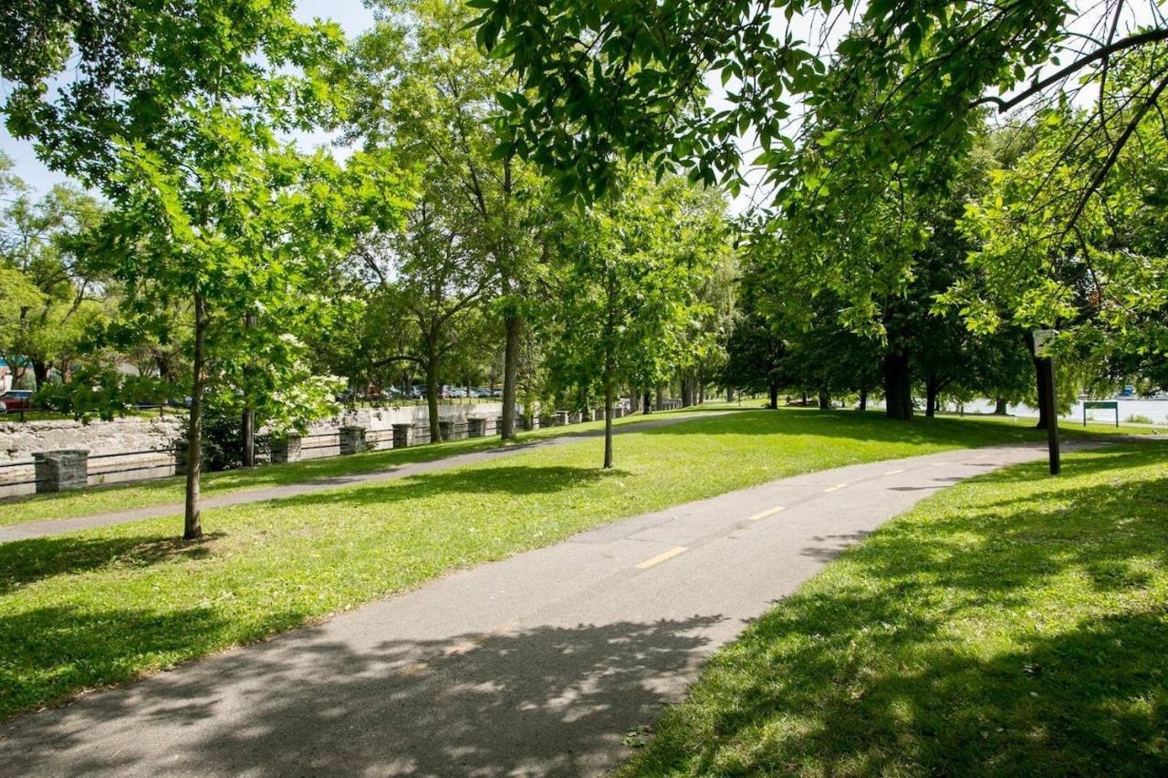 Free Parking In Beautiful Lachine モントリオール エクステリア 写真
