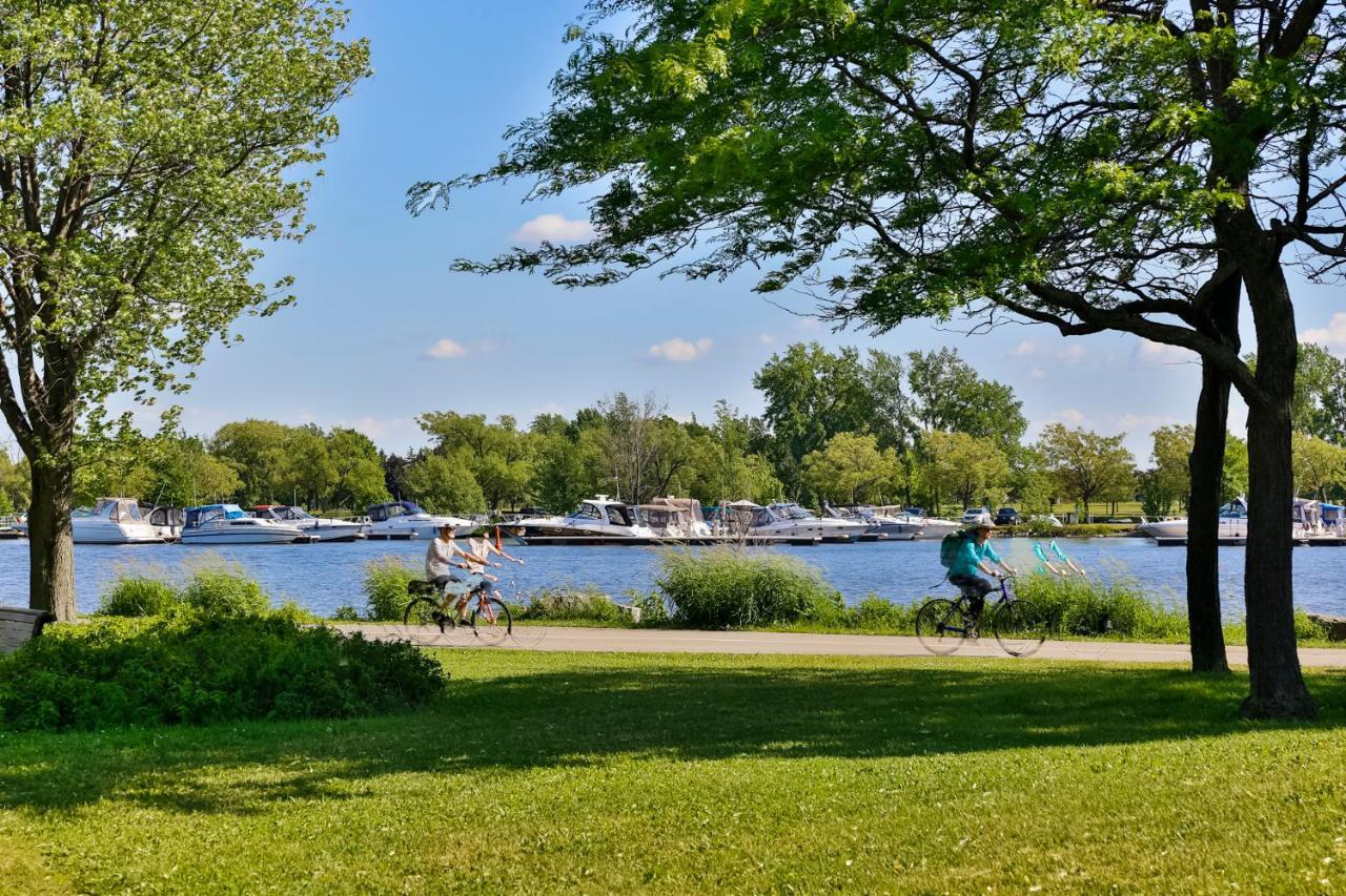 Free Parking In Beautiful Lachine モントリオール エクステリア 写真