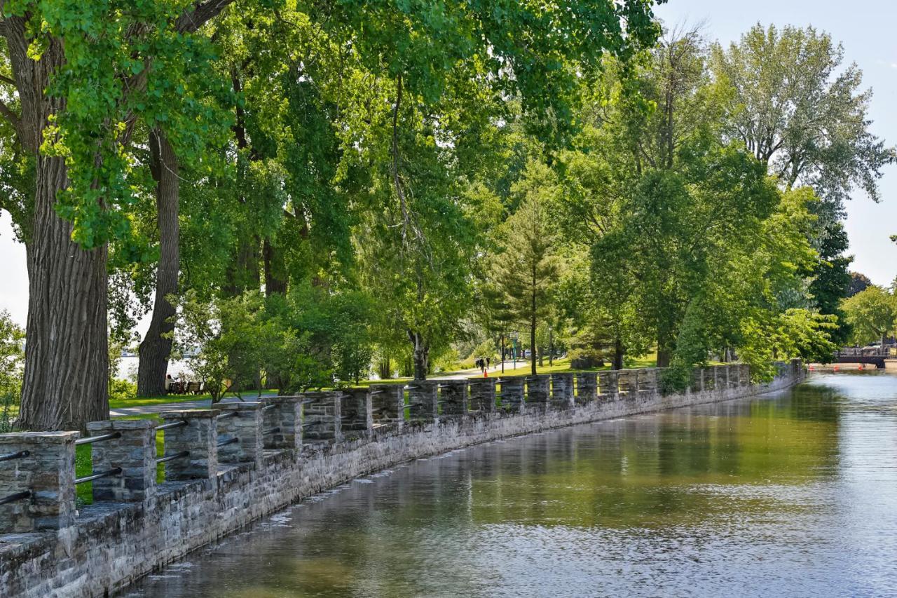 Free Parking In Beautiful Lachine モントリオール エクステリア 写真